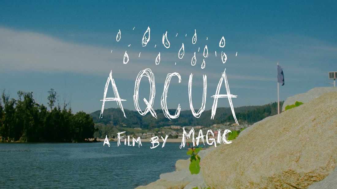 Fotograma de AQCUA: título dibujado a mano sobre un río y cerros, Constitución