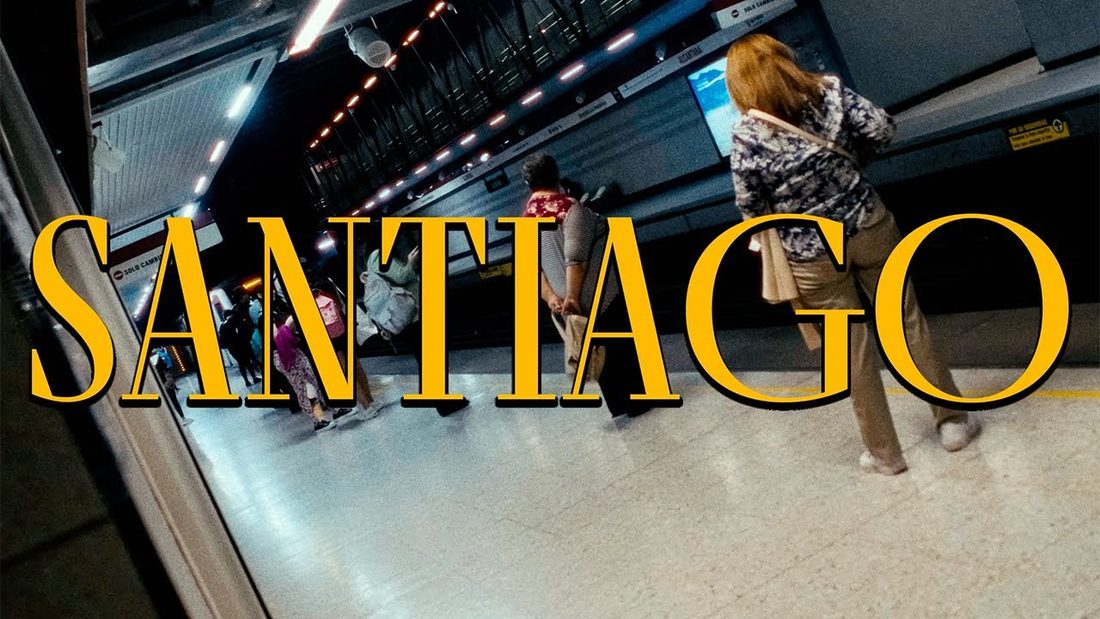 Fotograma de SANTIAGO THROUGH MY EYES: título en amarillo sobre una estación de metro