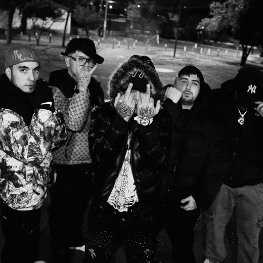 Publicación de Instagram: grupo de artistas en la calle de noche, retrato en blanco y negro