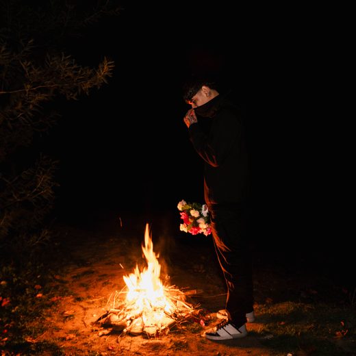Publicación de Instagram: fogata encendida en la noche durante el rodaje del visualizer de EMCIGAH