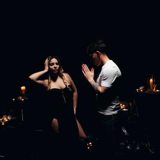 Publicación de Instagram: dos intérpretes frente a las velas, el con las manos juntas